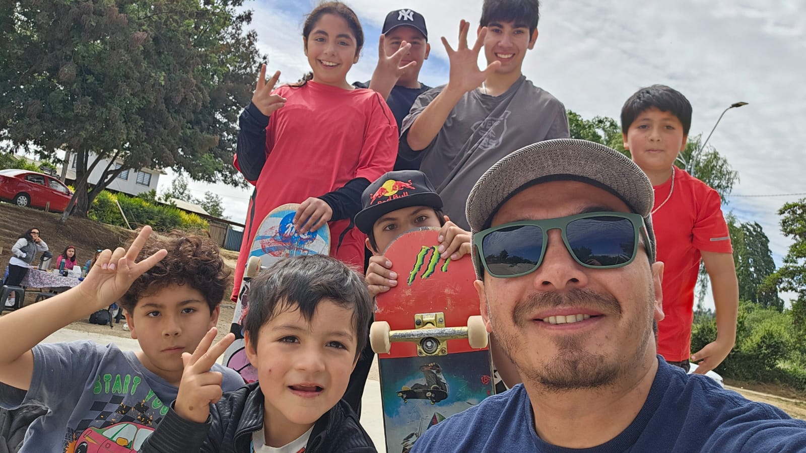 Niño aprendiendo skate