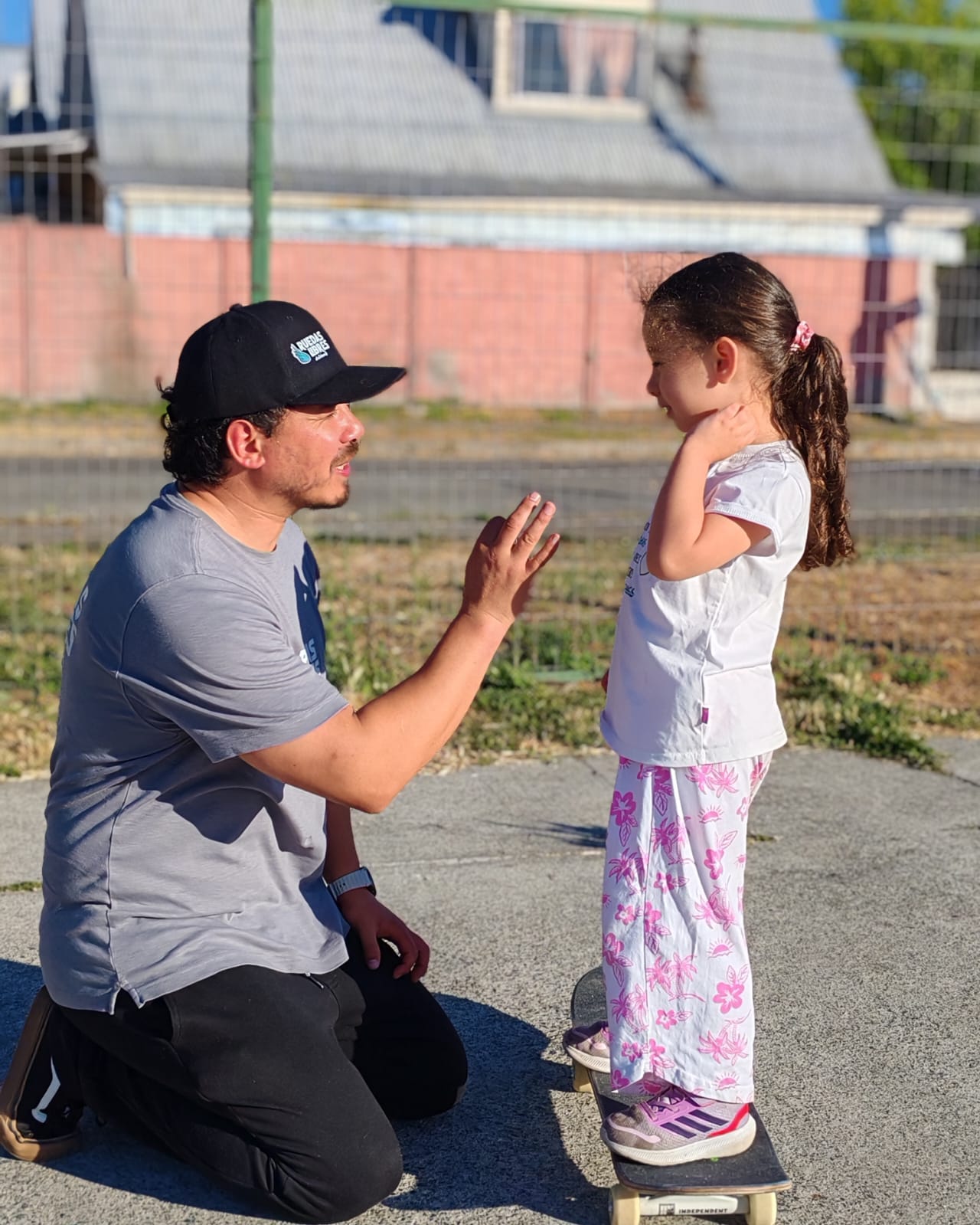 Niños practicando skate